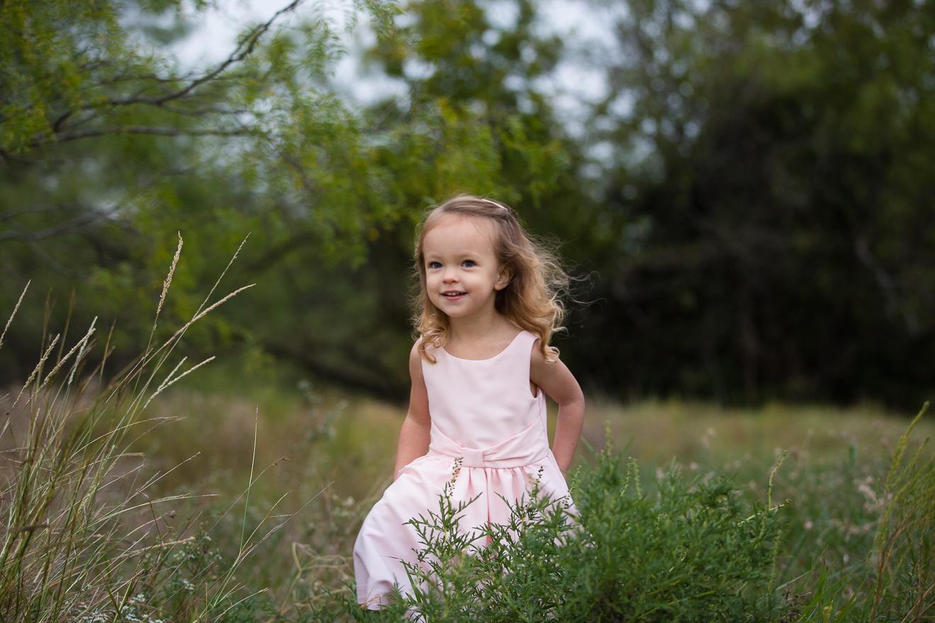 Beautiful photography family session inspiration in Texas field