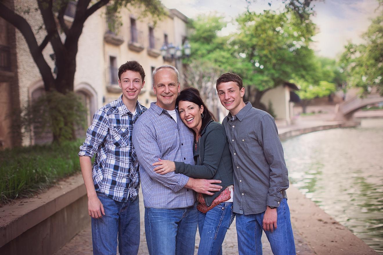 Colorful image of a Beautiful family with older kids teenagers near Dallas Fort Worth